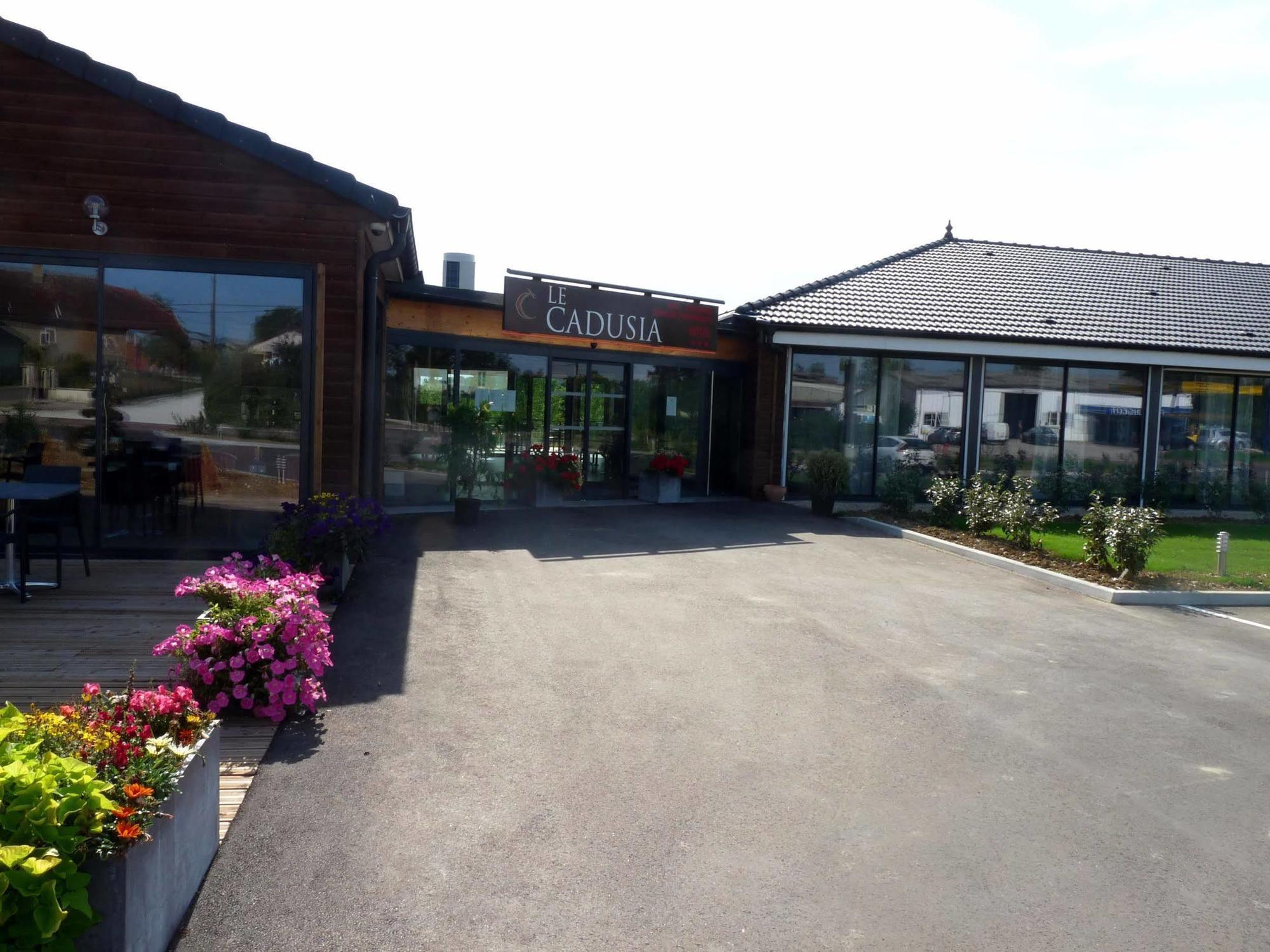 Logis Le Cadusia Hotel Chaource Exterior photo