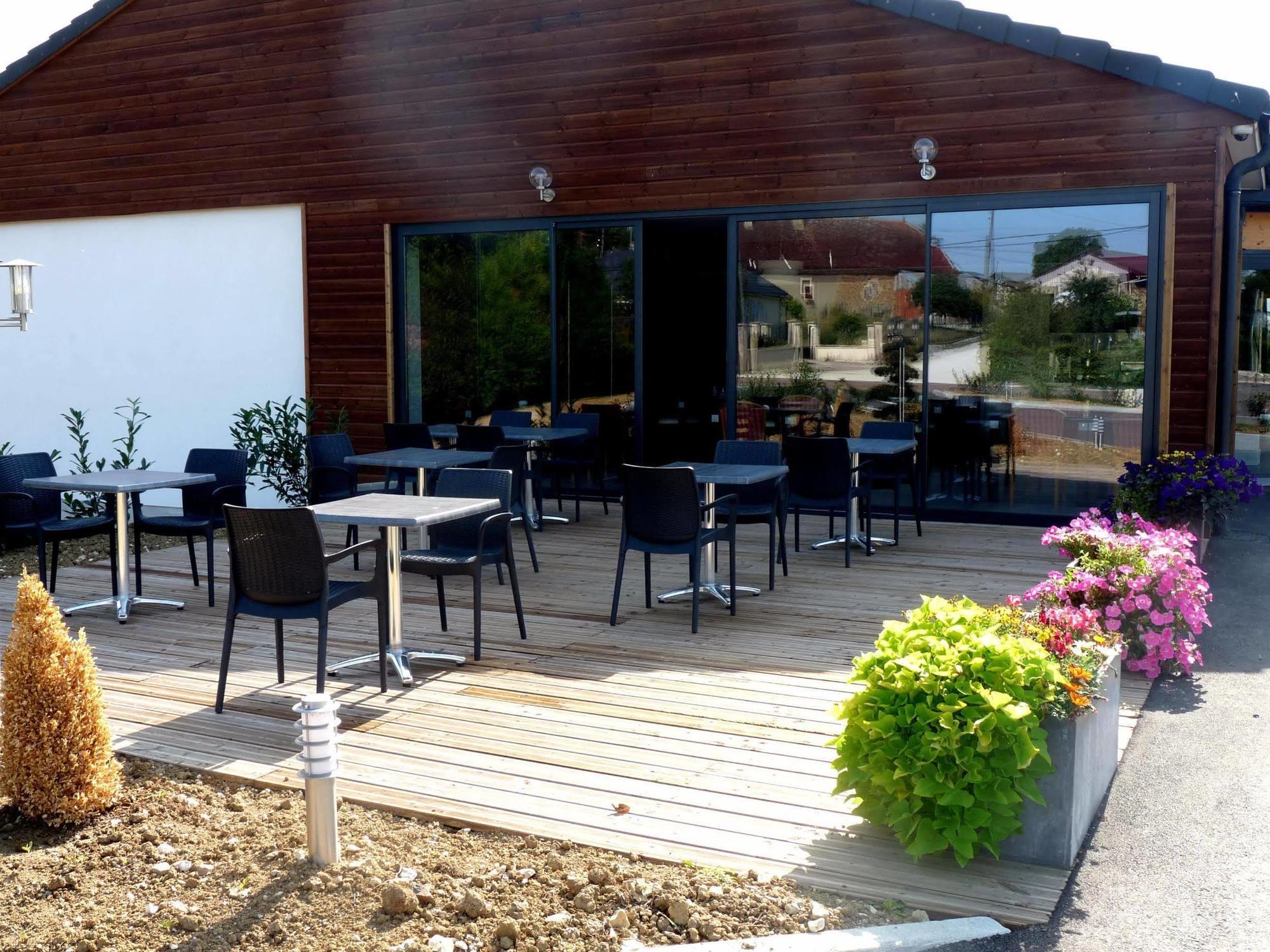 Logis Le Cadusia Hotel Chaource Exterior photo