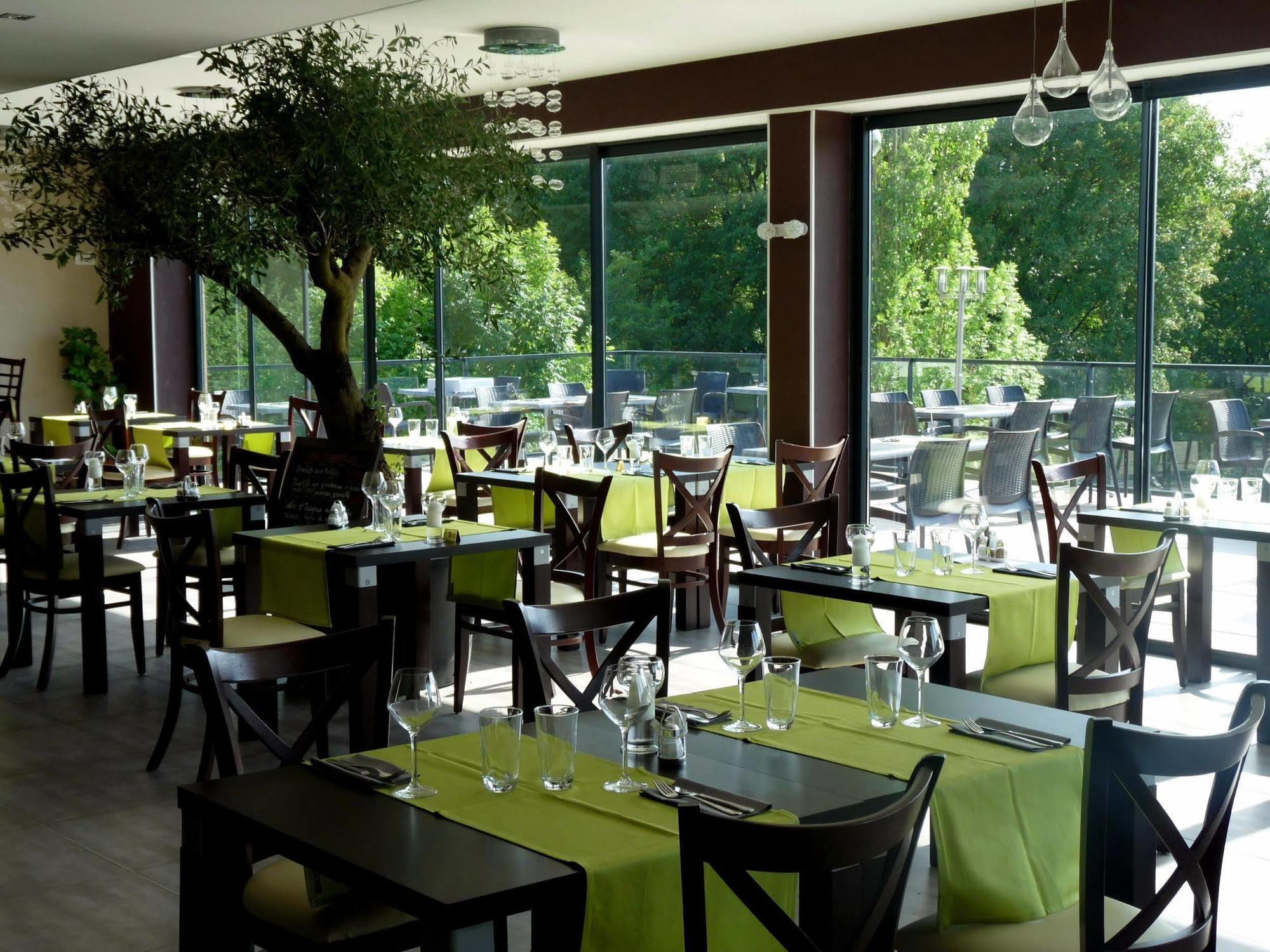 Logis Le Cadusia Hotel Chaource Exterior photo
