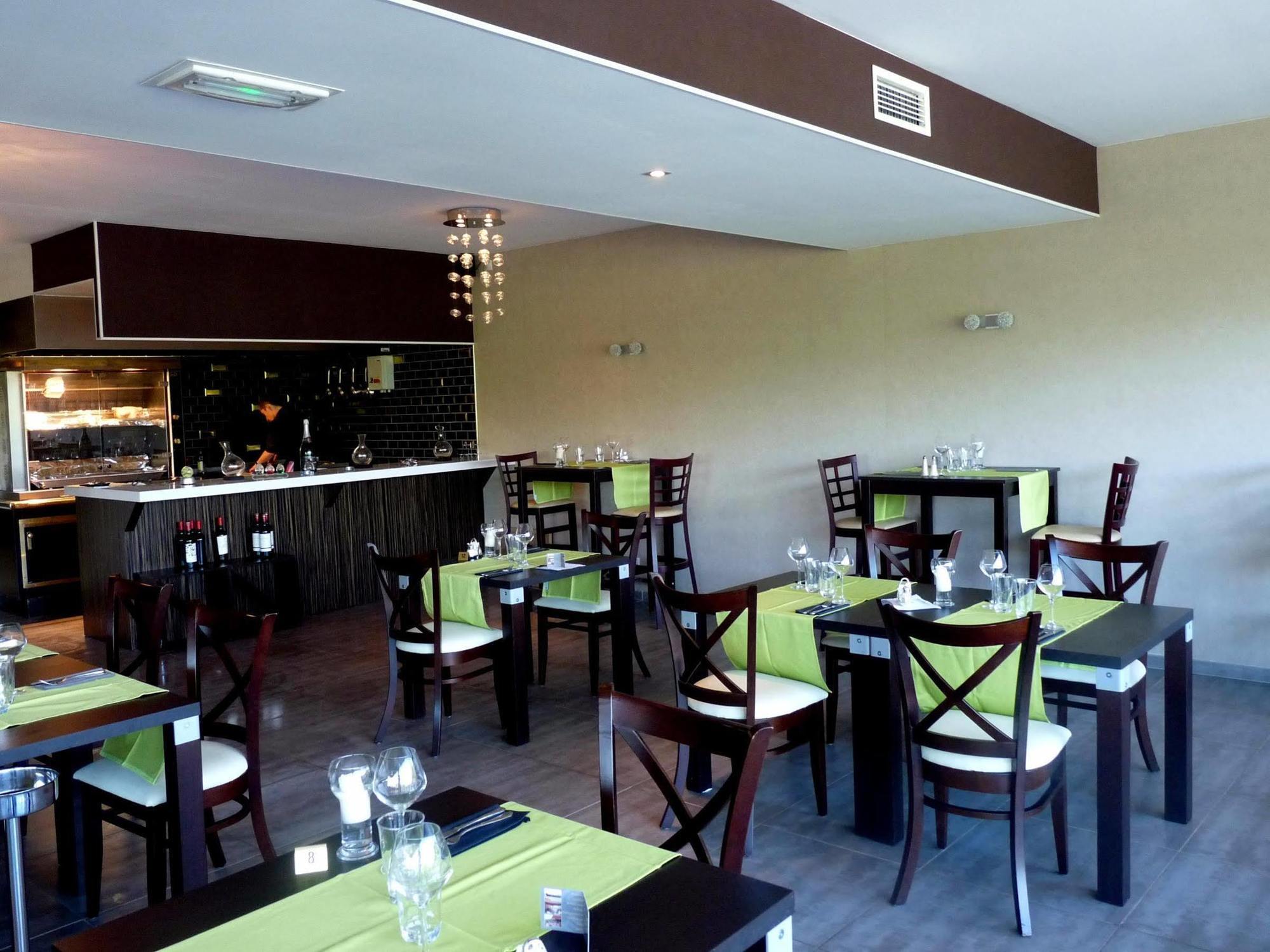 Logis Le Cadusia Hotel Chaource Exterior photo