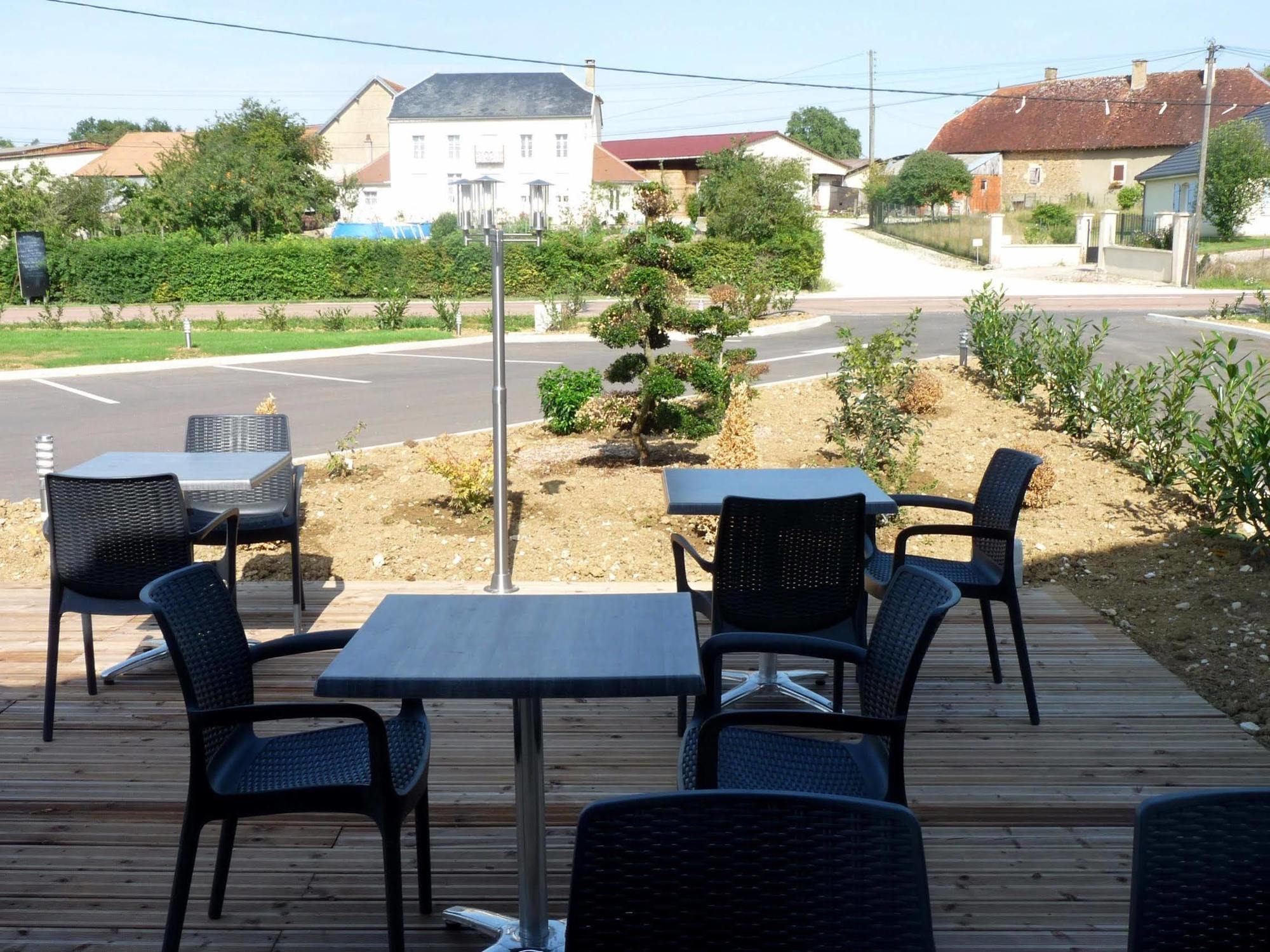 Logis Le Cadusia Hotel Chaource Exterior photo